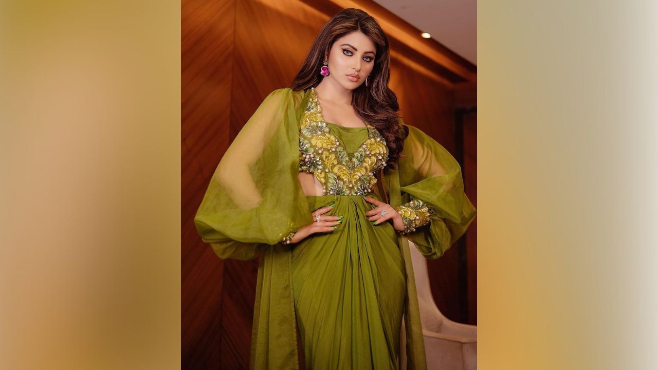 એક્ટ્રેસ ઉર્વશી રૌતેલાની બ્લુ આંખો જોઈને ફેન્સ દિવાના થયા. (Image: Instagram)