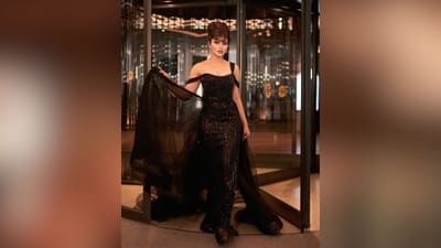 ઉર્વશી રૌતેલાએ તેના ઈન્સ્ટાગ્રામ એકાઉન્ટ પર તેના ટોરોન્ટો ઇન્ટરનેશનલ ફિલ્મ ફેસ્ટિવલ લુકની તસવીરો શેર કરી છે. (PC: Urvashi Rautela Instagram)