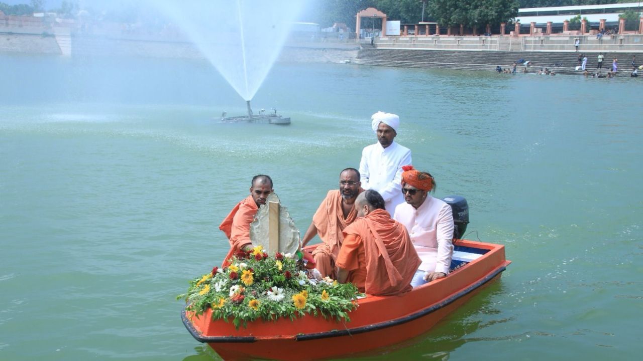 પૂજન-આરતી બાદ વાજતે ગાજતે શણગારેલા ટ્રેક્ટરમાં ગણપતિ દાદાની વિસર્જન યાત્રા તથા જલઝીલણી એકાદશીની શોભાયાત્રા નીકળી હતી