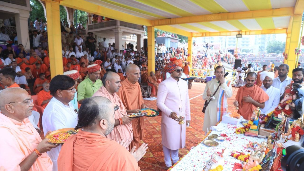 એકાદશીના શુભદિને રાકેશપ્રસાદજી મહારાજ, પૂ.લાલજી મહારાજ તથા જલ ઝીલણી મહોત્સવના યજમાન દ્વારા શ્રીહરિકૃષ્ણ તથા ગણપતિદાદાનું પૂજન કરાયું