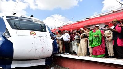 વડાપ્રધાન નરેન્દ્ર મોદી દ્વારા વીડિયો કોન્ફરન્સના માધ્યમથી દેશભરમાં એકસાથે નવ સેમી હાઇ સ્પીડ ટ્રેન 'વંદે ભારત' એક્સપ્રેસનો શુભારંભ કરાયો છે. જે પૈકી જામનગર-અમદાવાદ રેલવે રુટની સૌથી ઝડપી 'વંદે ભારત' ટ્રેનનું રાજકોટમાં ઢોલ-નગારાંના નાદ સાથે રાજ્યના મંત્રી રાઘવજી પટેલ, ભાનુબેન બાબરીયા, તથા મુળુ બેરાએ ફૂલોથી ટ્રેનનું સ્વાગત કરાયું હતું.