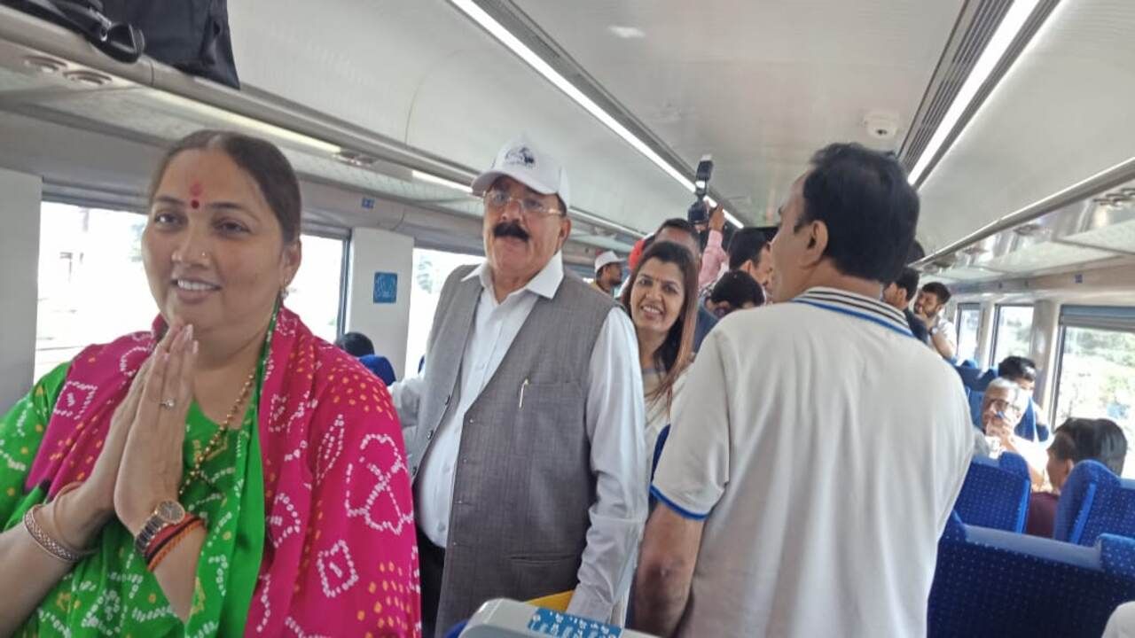 કૃષિ મંત્રી રાઘવજી પટેલે આ પ્રસંગે જણાવ્યું હતું કે વડાપ્રધાન નરેન્દ્ર મોદી દ્વારા આજે દેશમાં સંપૂર્ણ સ્વદેશી નવ જેટલી 'વંદે ભારત' ટ્રેનનું પ્રસ્થાન કરાવાયું છે, જે દર્શાવે છે કે વડાપ્રધાન નરેન્દ્ર  મોદીના નેતૃત્વમાં ભારતે સડક માર્ગ, હવાઈ માર્ગ તથા રેલ માર્ગ મળીને પરિવહન ક્ષેત્રે અદ્ભુત સફળતા પ્રાપ્ત કરી છે.