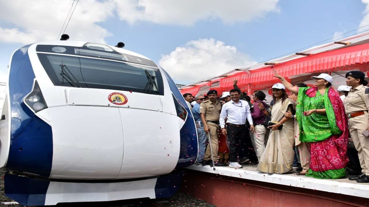 આસિસ્ટન્ટ ડિવિઝન રેલવે મેનેજર જી. પી. સૈનીએ સૌરાષ્ટ્રને પહેલી 'વંદે ભારત' ટ્રેન પ્રદાન કરવા બદલ કેન્દ્ર સરકારનો આભાર વ્યક્ત કરતા જણાવ્યું હતું કે પ્રધાનમંત્રી નરેન્દ્ર મોદીના આત્મનિર્ભર ભારતના સપનાને સાકાર કરવાના ઉદ્દેશથી આધુનિક ટેકનિકનો ઉપયોગ કરીને સંપૂર્ણ રીતે દેશમાં જ આ ટ્રેનનું નિર્માણ કરાયું છે. 