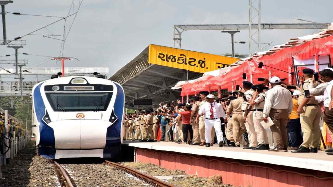 પ્રવાસન મંત્રી મૂળુ બેરાએ જણાવ્યું હતું કે સૌરાષ્ટ્ર પંથકને સૌ પ્રથમ 'વંદે ભારત' ટ્રેન મળી છે, જેના થકી જામનગર-અમદાવાદની ટ્રેનમાં મુસાફરો સગવડ સાથે આરામદાયક મુસાફરી કરી શકશે. રાજકોટ, જામનગર, વાંકાનેર, સુરેન્દ્રનગર, વિરમગામ, સાબરમતી અને અમદાવાદ સ્ટેશન ખાતે સ્ટોપ કરનારી 'વંદે ભારત' ટ્રેનથી વેપાર-ધંધાને ફાયદો થશે. લોકોની લાગણી અને માંગણીને માન આપીને આ ટ્રેનનો રૂટ દેવભૂમિ દ્વારકા સુધી લંબાવવાના પ્રયાસો કરાઈ રહ્યા છે.