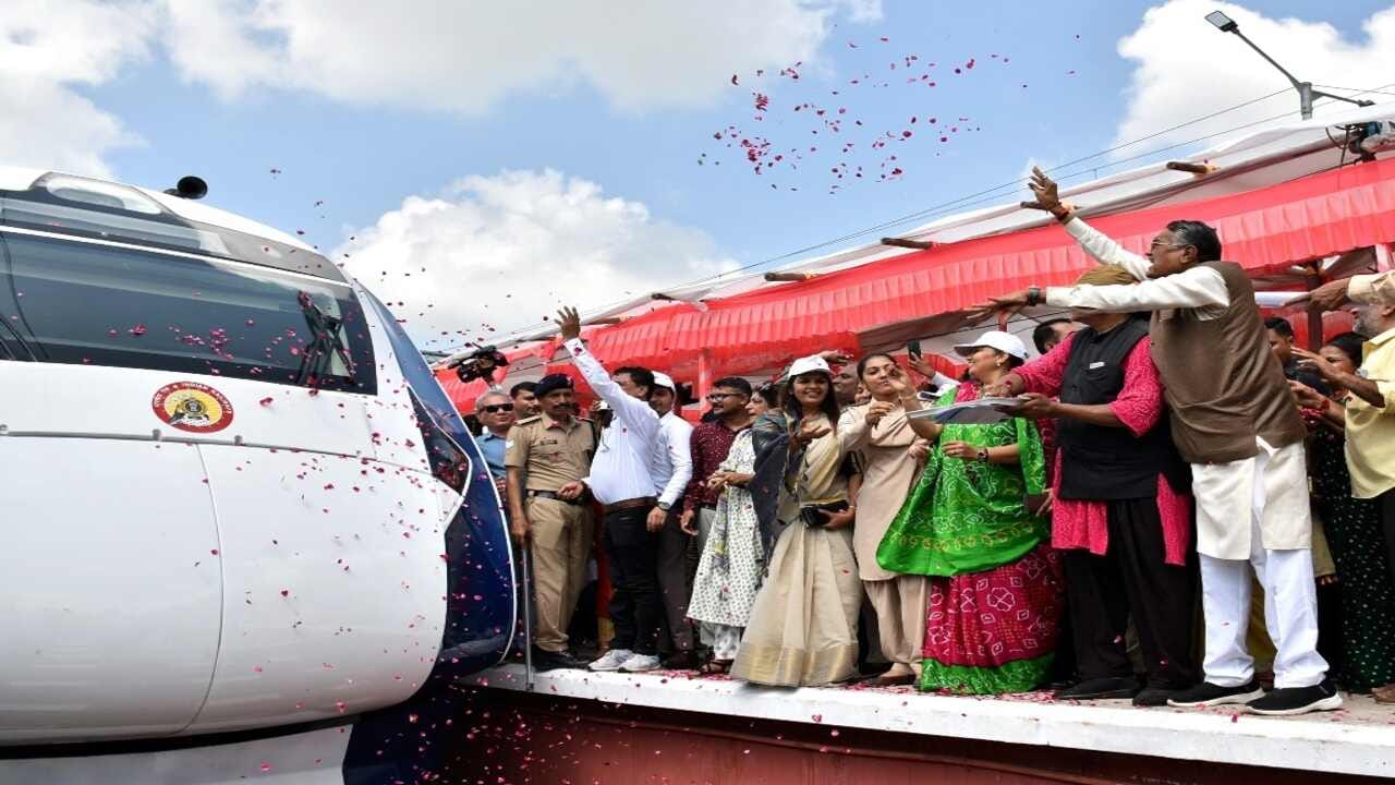 આનંદદાયક મુસાફરી માટે આ ટ્રેનની ચેર 360 ડિગ્રીએ ફરી શકે છે. આ ટ્રેન જામનગરથી બુધવાર સિવાય અઠવાડિયામાં છ દિવસ તેમજ અમદાવાદથી મંગળવાર સિવાય અઠવાડિયામાં છ દિવસ ચાલશે. ત્યારે રેલવે ગ્રાહકો માટે આ ટ્રેન ઉપયોગી બનશે, તેવી આશા છે.