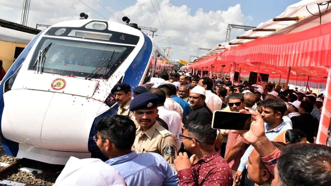 જંકશન રેલવે સ્ટેશન ખાતે આયોજિત આ કાર્યક્રમમાં મહાનુભાવોએ પ્રધાનમંત્રી નરેન્દ્ર મોદીનો 'મન કી બાત' કાર્યક્રમ તેમજ 'વંદે ભારત' ટ્રેનની શોર્ટ ફિલ્મ નિહાળી હતી. મહાનુભવોને ઔષધીય રોપાં અને પુષ્પગુચ્છ આપીને આવકારાયા હતાં. તેમજ કાર્યક્રમમાં કલાકારોએ સાંસ્કૃતિક નૃત્યો રજૂ કર્યા હતાં. 