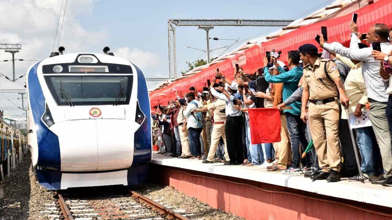 આ તકે મોહન કુંડારીયા, રામ મોકરીયા અને કેસરીદેવસિંહ ઝાલા તેમજ ધારાસભ્ય ઉદય કાનગડએ પ્રાસંગિક ઉદ્બોધન કર્યા હતા. ઉપસ્થિત તમામ મહાનુભાવોએ 'વંદે ભારત' ટ્રેનમાં જનતા સાથે મુસાફરીનો લ્હાવો લીધો હતો.