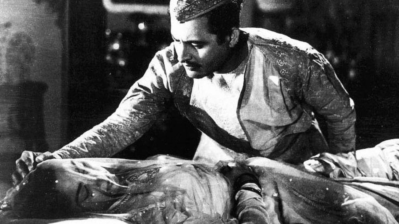 તમિલનાડુના ચેંગલપટ્ટુમાં 3 ફેબ્રુઆરી 1938ના રોજ જન્મેલી વહીદા રહેમાન આજે ખુબ ચર્ચામાં છે. 60 અને 70ના દાયકામાં તેણે પોતાની શાનદાર અભિનય, નૃત્ય-અભિનય અને સુંદરતાથી લાખો દિલો પર રાજ કર્યું છે.વહીદા રહેમાને 50ના દાયકામાં તેલુગુ ફિલ્મોથી કારકિર્દીની શરૂઆત કરી હતી. તે સમયે તે મોટાભાગે આઈટમ નંબર કરતી હતી.