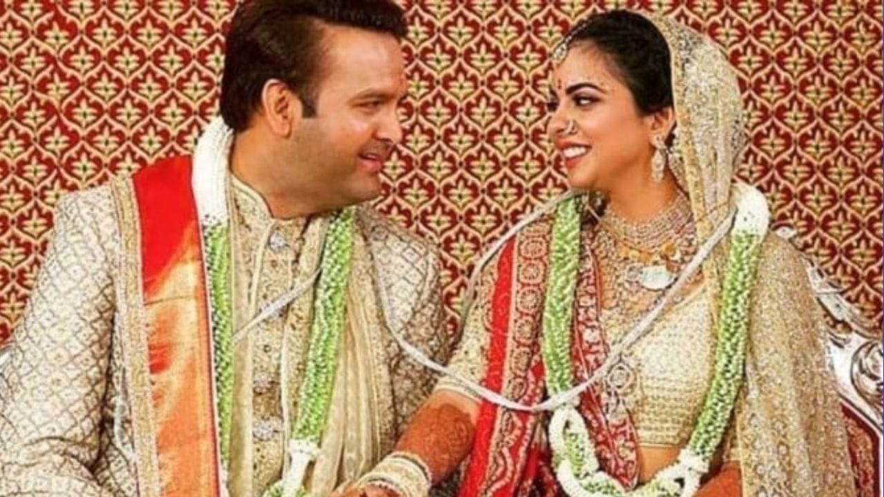 ઉદ્યોગપતિ મુકેશ અંબાણીની પુત્રી ઈશા અંબાણી અને આનંદ પીરામલની પ્રી-વેડિંગ સેરેમની 8 અને 9 ડિસેમ્બર 2018ના રોજ લેકસિટી ઉદેપુર ખાતે યોજાઈ હતી. આ લગ્નમાં એટલા બધા મહેમાનો ઉદયપુર પહોંચ્યા કે મહારાણા પ્રતાપ એરપોર્ટનો રનવે એરિયા પણ નાનો બની ગયો હતો. 