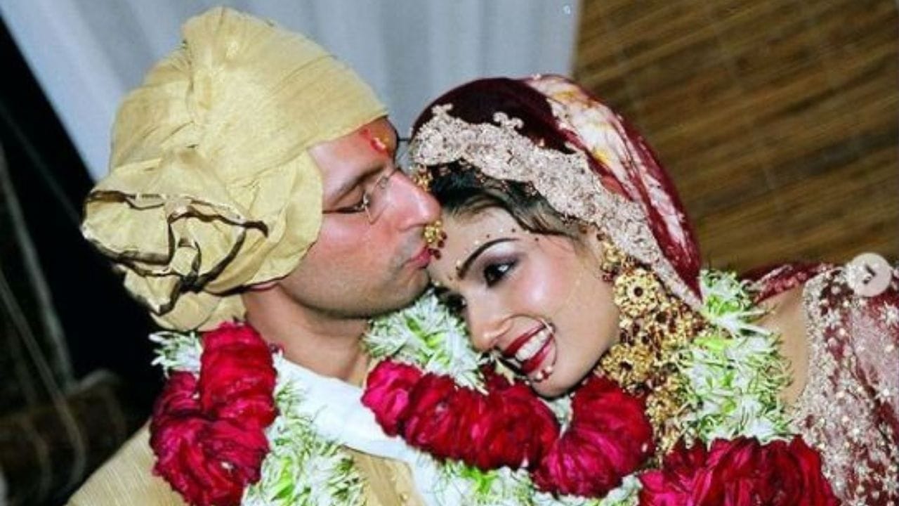 રવિના ટંડને 22 ફેબ્રુઆરી 2004ના રોજ અનિલ થડાની સાથે ઉદયપુરમાં લગ્ન કર્યા હતા. અનિલ થડાની એક ફિલ્મ ડિસ્ટ્રીબ્યુટર અને બિઝનેસમેન છે. બંનેની મુલાકાત 2003માં ફિલ્મ 'સ્ટમ્પ્ડ' દરમિયાન થઈ હતી.