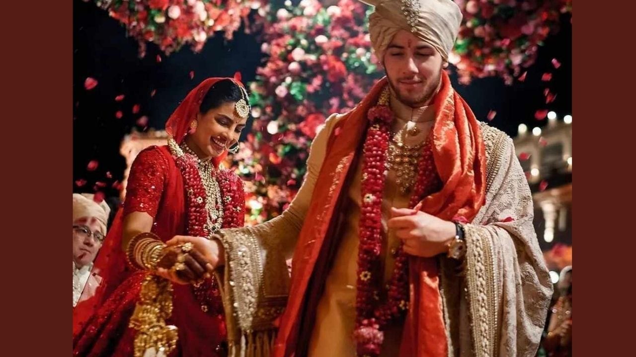 પ્રિયંકા ચોપરા અને નિક જોનાસ બોલિવુડનું પાવર કપલ છે,બંનેએ 1લી ડિસેમ્બર 2018ના રોજ ઉદયપુરમાં ભવ્ય લગ્ન કર્યા હતા. પ્રિયંકા અને નિક જોનાસની ઉંમરમાં 10 વર્ષનું અંતર છે.