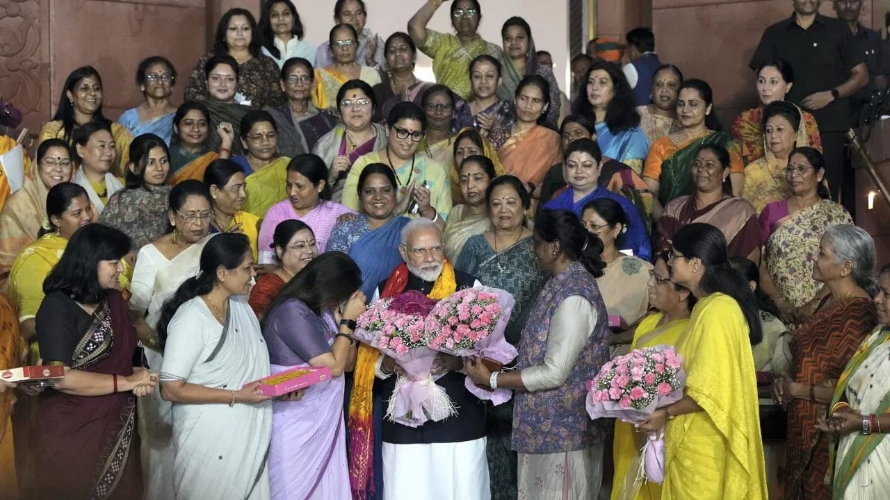 મહિલા અનામત બિલ પાસ થયા બાદ વડાપ્રધાન મોદીએ મહિલા સાંસદો સાથે ફોટો પડાવ્યો હતો. આ દરમિયાન સાંસદોએ બિલ પાસ થવા પર ઉજવણી કરી હતી અને મીઠાઈઓ વહેંચી હતી. ઘણી મહિલા સભ્યોએ બિલ પાસ કરાવવામાં પીએમ મોદીના નિર્ણાયક નેતૃત્વ માટે તેમની પ્રશંસા કરી હતી.