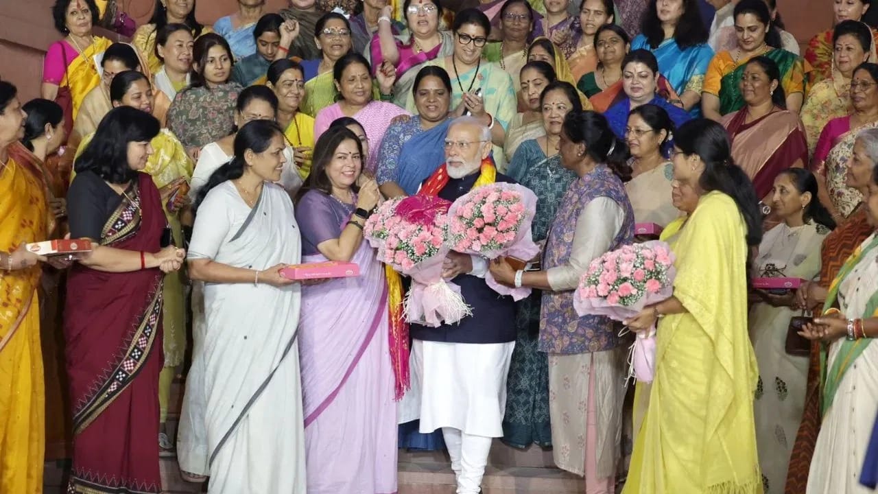 નારી શક્તિ વંદન અધિનિયમ પસાર થવાથી, ભારત આપણી નારી શક્તિ સાથે ઉજ્જવળ, વધુ સમાવિષ્ટ ભાવિની ટોચ પર ઊભું છે. પીએમ મોદીએ ટ્વિટ કર્યું.