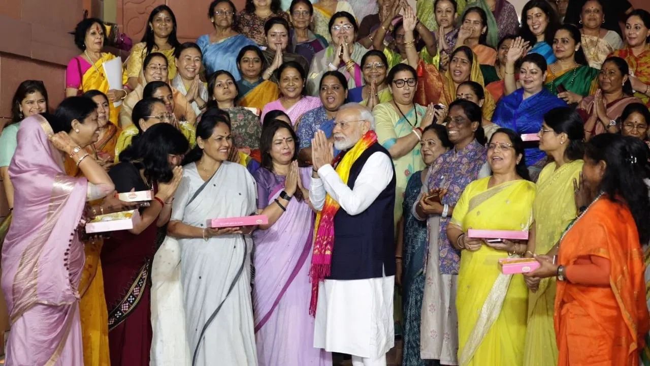 સોશિયલ મીડિયા પ્લેટફોર્મ X (ટ્વિટર) પર એક પોસ્ટમાં, પીએમ મોદીએ સંસદમાં આ બિલ પાસ થવાને દેશની લોકતાંત્રિક યાત્રામાં એક ઐતિહાસિક ક્ષણ ગણાવી. તેમણે કહ્યું કે અમે ભારતની મહિલાઓ માટે મજબૂત પ્રતિનિધિત્વ અને સશક્તિકરણના યુગની શરૂઆત કરી રહ્યા છીએ.