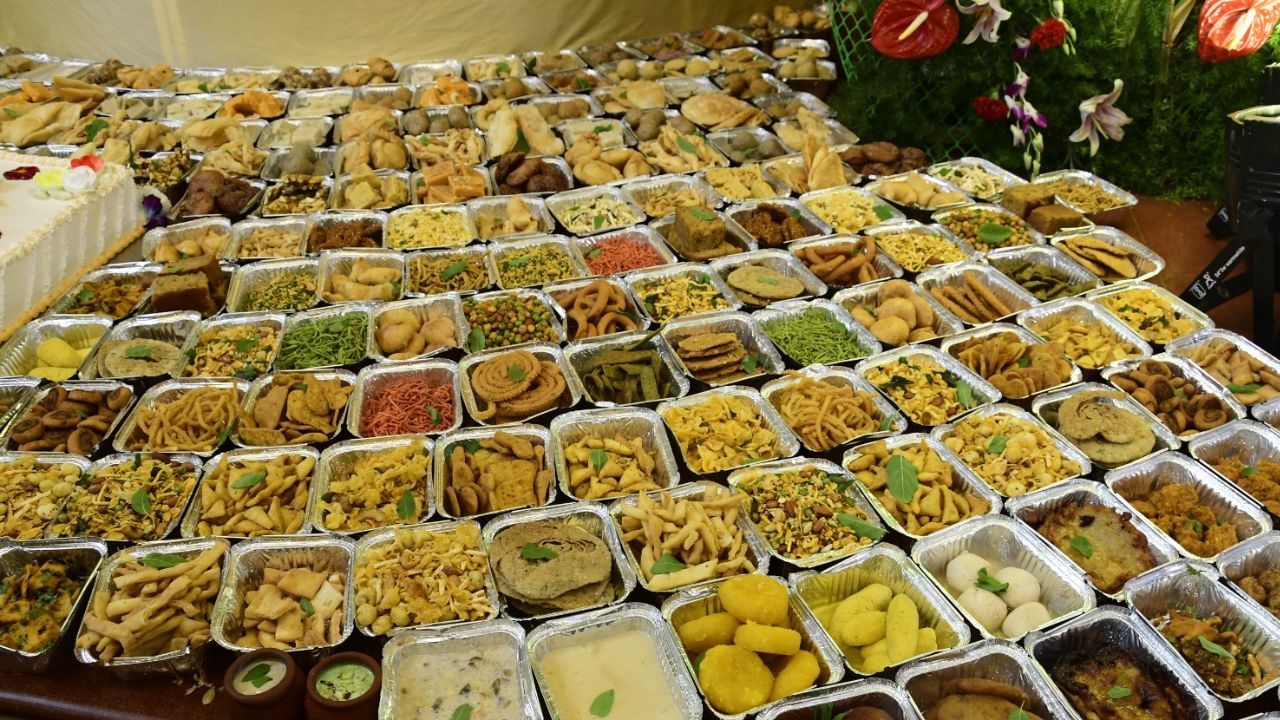 જન્માષ્ટમી દરમ્યાન હરેકૃષ્ણ મંદિર ખાતે શ્રી શ્રી રાધામાધવને સુંગધીદાર અને આનંદદાયક વસ્ત્રો પહેરાવ્યા. ભગવાનશ્રીને સુંદર રેશ્મી વસ્ત્રોમાંથી બનાવેલ ભવ્ય પોશાક અને તેમજ ઉત્સવ માટે ખાસ વૃંદાવન થી તૈયાર કરેલ વિવિધ કિમંતી અલંકારો પહેરાવવામાં આવયા હતા.