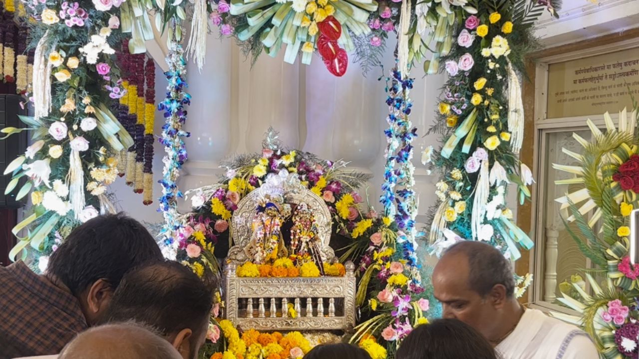 ઉપરાંત મંદિરને ભારતના જુદા જુદા સ્થળોથી લાવેલ સુંગધીદાર અને રંગબેરંગી પુષ્પોથી સજાવવામાં આવ્યા. આ માટેની તૈયારી સતત 2 મહીના પહેલાથી કરવામાં આવી હતી.