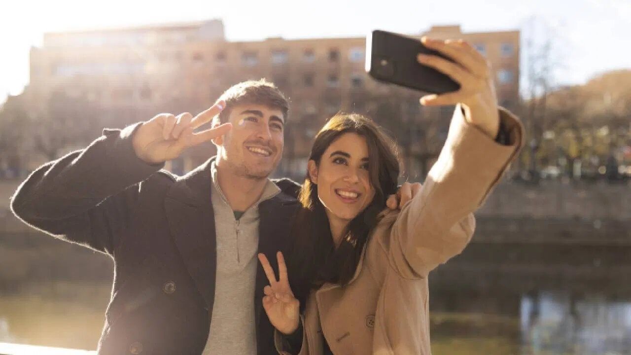 સેલ્ફીમાં વ્યસ્ત રહેવુંઃ છેલ્લા કેટલાક વર્ષોમાં સેલ્ફીનો ક્રેઝ ઘણો વધી ગયો છે. લોકો ખાસ પ્રસંગોની યાદોને ફોટોગ્રાફ્સમાં કેદ કરવાનો પ્રયાસ કરે છે. પરંતુ કેટલીકવાર તેઓ આ પ્રવૃત્તિમાં એટલા વ્યસ્ત થઈ જાય છે કે તે તેમના પાર્ટનરની નજરમાં નકારાત્મકતા બની જાય છે.