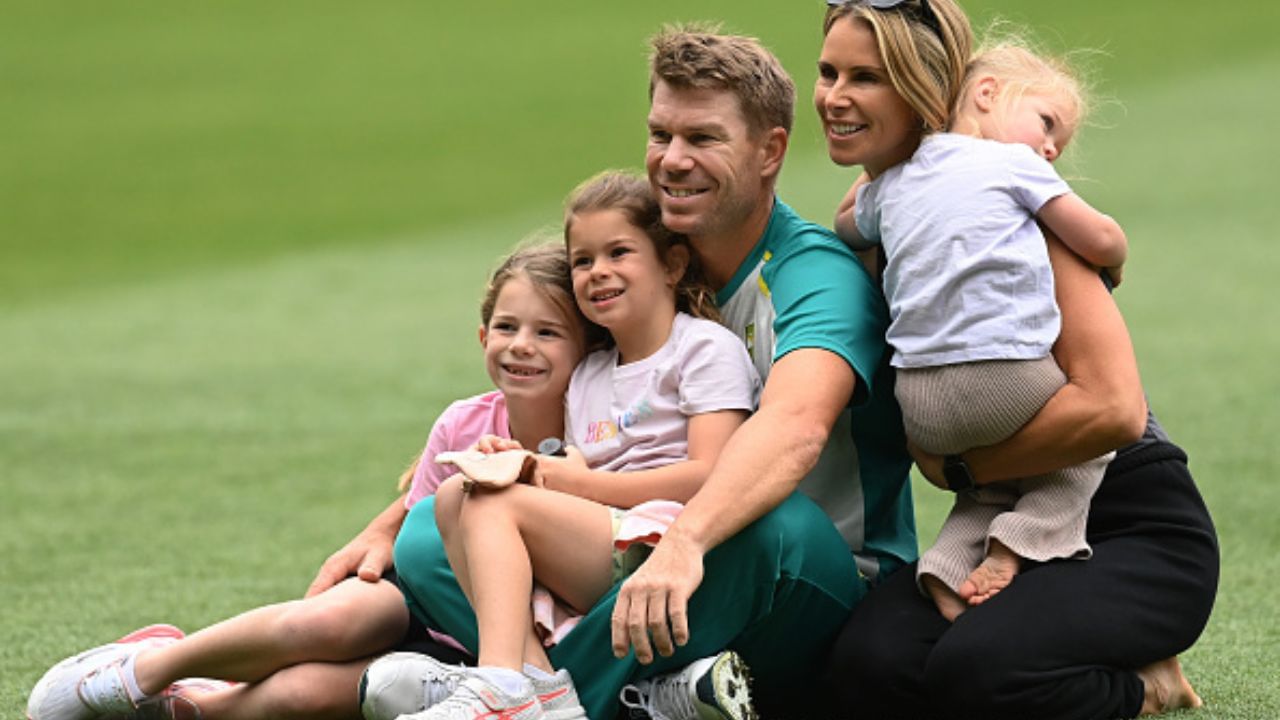 વોર્નર ભારત પ્રત્યે ખુબ પ્રેમ ધરાવે છે. તે બોલિવૂડની ગીતો પર ઈન્સ્ટાગ્રામ રીલ બનાવતો રહે છે.