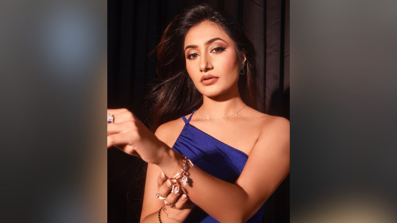 આ તસવીરોમાં ધનશ્રી સુંદર બ્લૂ ડ્રેસ પહેરેલી જોવા મળી રહી છે અને ચાહકો તેના ખૂબ વખાણ કરી રહ્યા છે. 