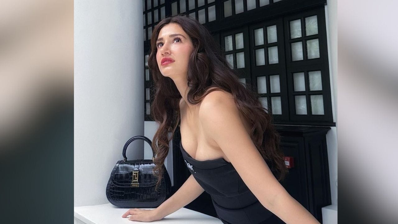 તસવીરોમાં દિશા અલગ-અલગ સ્ટાઈલમાં પોઝ આપતી જોવા મળી રહી છે. દ્દિશાએ કરેલી પોસ્ટ પર ફેન્સ કોમેન્ટ કરીને તેના વખાણ કરી રહ્યા છે. 