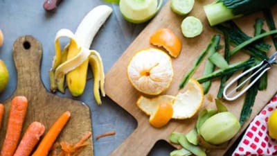 જો તમે ફળો અને શાકભાજીની છાલને નકામી માનીને ફેંકી દો છો, તો ભૂલથી પણ આ ભૂલ ન કરો કારણ કે આ નકામી વસ્તુના સ્વાસ્થ્ય માટે ઘણા ફાયદા છે. જે તમારા શરીર માટે ખૂબ જ ફાયદાકારક સાબિત થશે અને ભવિષ્યમાં તમને અનેક પ્રકારની શારીરિક બીમારીઓથી પણ બચાવશે.