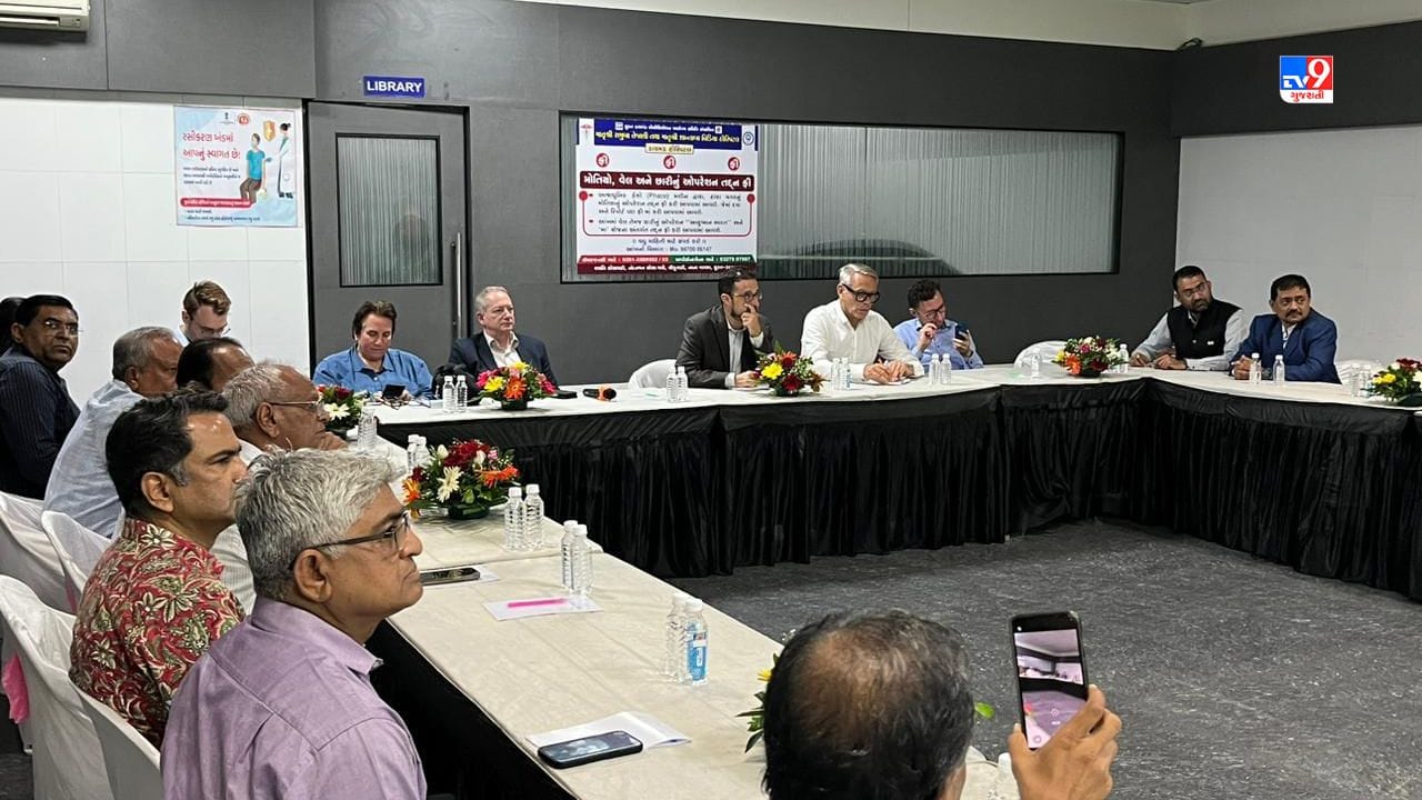 રત્નકલાકાર એસોસિએશ અને સુરત ડાયમંડ એસોસિએશના હોદ્દેદારો સાથે બેઠક કરી હતી. જેમા G-7 દેશોના પ્રતિનિધિઓએ ડાયમંડ ઈન્ડસ્ટ્રીઝના કારખાનેદારોમને કેટલાક સવાલો પૂછ્યા હતા. જેમા તેઓ રફ ડાયમંડનું સોર્સિંગ ક્યાંથી અને ક્યા આધારે કરે છે?  તેવો સવાલ પણ કર્યો હતો. 