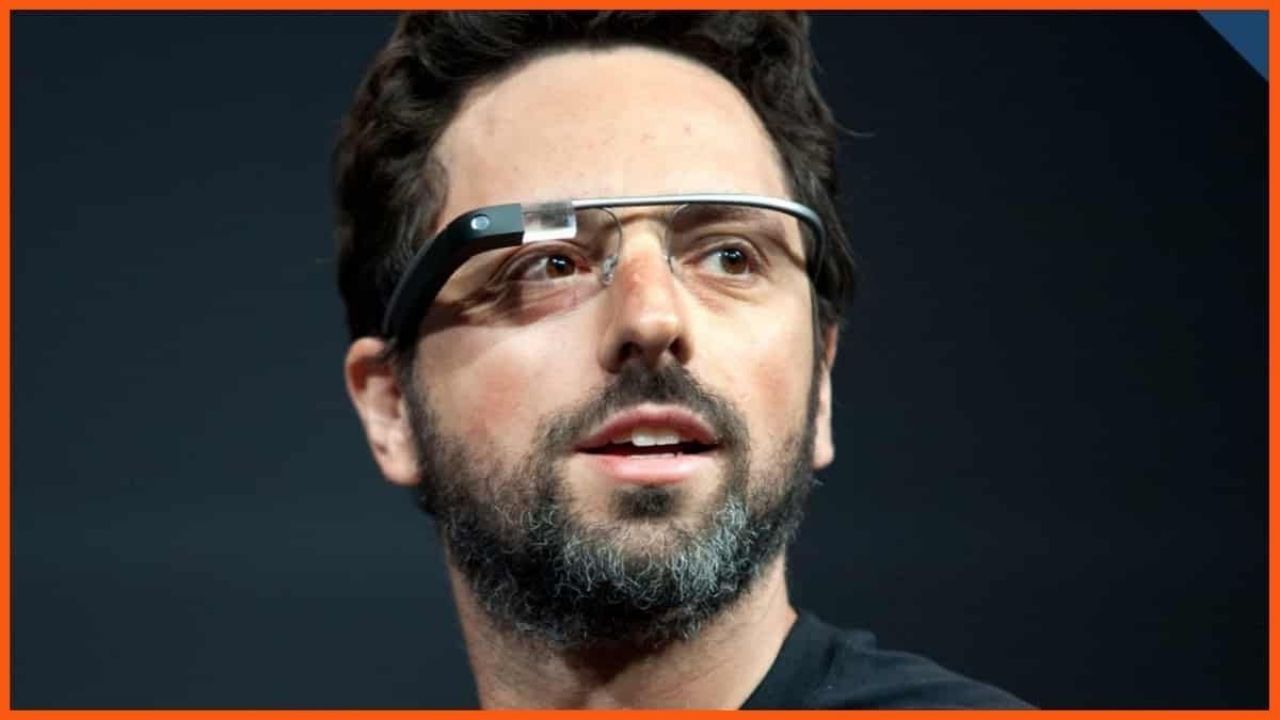 ગૂગલ ગ્લાસ : Google ગ્લાસ સૂચનાઓ પ્રદર્શિત કરવામાં, ફોટા અને વિડિયો લેવા અને વપરાશકર્તાની આસપાસના વિશે રીઅલ-ટાઇમ માહિતી પ્રદાન કરવામાં સક્ષમ હતું. તે ઈન્ટરનેટથી કનેક્ટ થવા અને વિવિધ એપ્સ અને સેવાઓને એક્સેસ કરવામાં પણ સક્ષમ હતું.(Photo credit-Startuptalky)