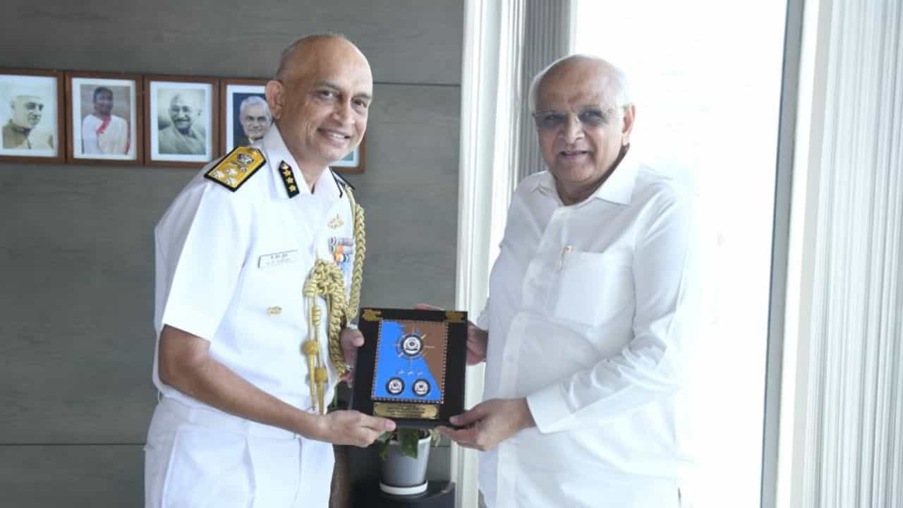 INDIAN COAST GUARD ADG કે. આર. સુરેશે ગાંધીનગર ખાતે ભારતીય કોસ્ટ ગાર્ડ મુખ્યાલયની લીધી મુલાકાત