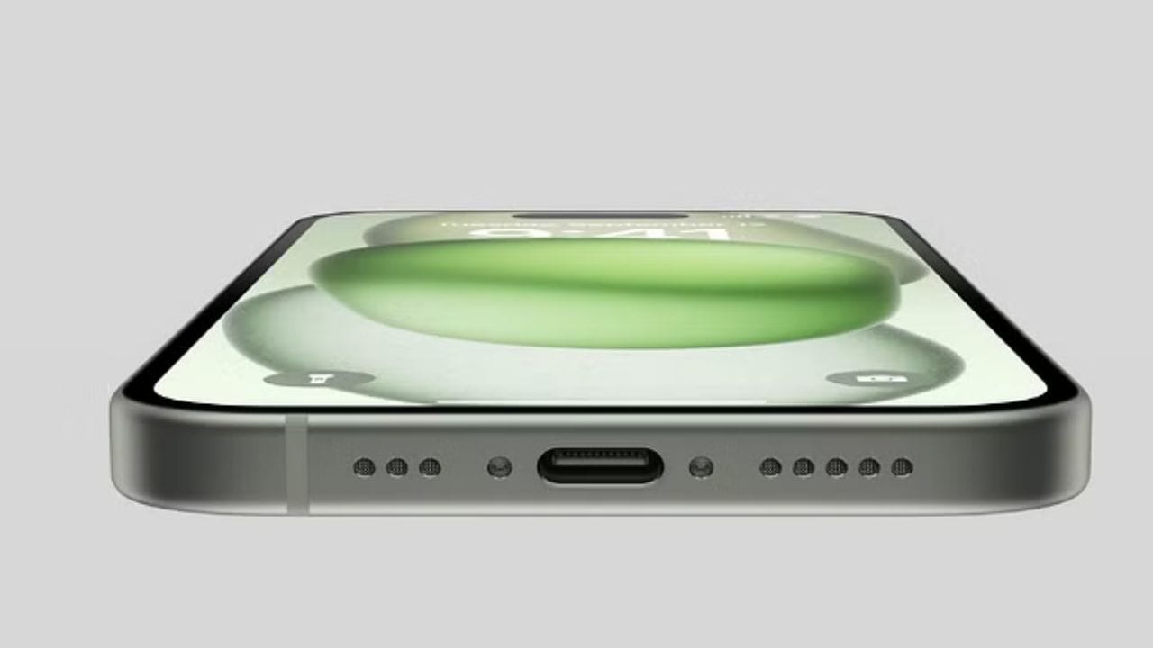 આઈફોન સાથે યુએસબી ટાઈપ-સી પોર્ટ વિશે ઘણી ચર્ચા થઈ રહી છે, પરંતુ તમને યાદ અપાવી દઈએ કે આ એપલનું વિશિષ્ટ ફીચર નથી. Appleએ iPhone 15 સિરીઝના તમામ મોડલ્સ સાથે Type-C ચાર્જિંગ પોર્ટ પ્રદાન કર્યું છે. અગાઉના iPhones લાઈટનિંગ ચાર્જિંગ પોર્ટ સાથે આવે છે.