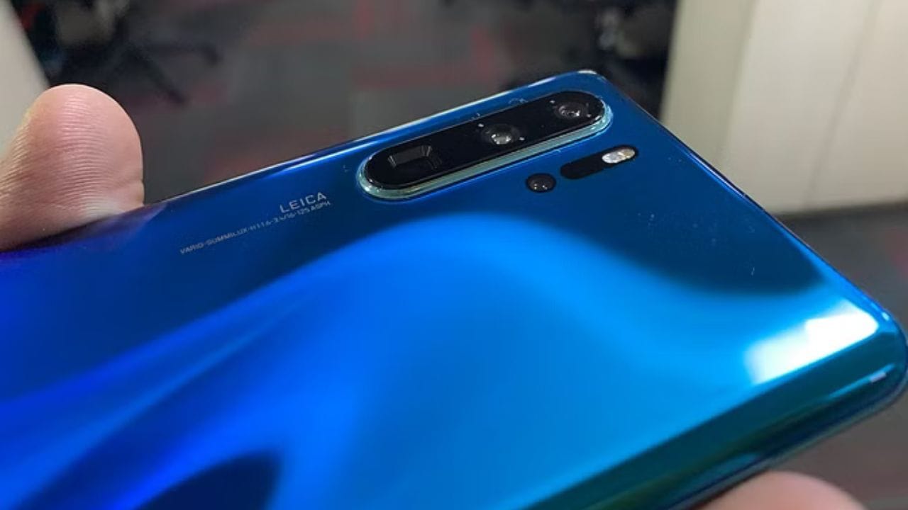 નવા iPhone સાથે પેરિસ્કોપ કેમેરા આપવામાં આવ્યો છે, જે એપલે એન્ડ્રોઈડથી પણ લીધો છે. 2019 માં, Huawei P30 Proને પેરિસ્કોપ કેમેરા સાથે લોન્ચ કરવામાં આવ્યો હતો. Apple એ નવા iPhone ના કેમેરા સાથે 5x ઓપ્ટિકલ ઝૂમ આપ્યું છે, જે Galaxy S23 Ultra સાથે ઉપલબ્ધ 10x ઓપ્ટિકલ ઝૂમનો અડધો ભાગ છે.