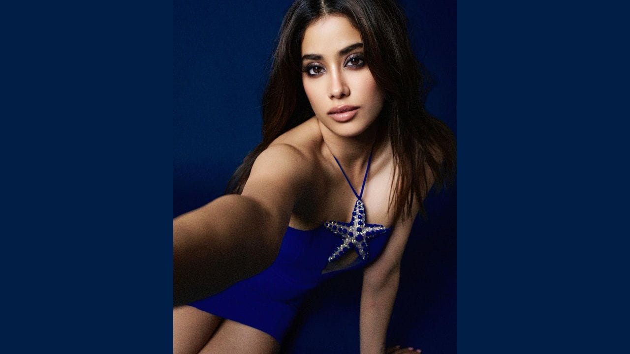 ફિલ્મ નિર્માતા બોની કપૂર અને દિવંગત અભિનેત્રી શ્રીદેવીની પુત્રી જાન્હવીએ પોતાની અદભૂત અભિનય કુશળતાથી પોતાની એક ખાસ ઓળખ બનાવી છે.