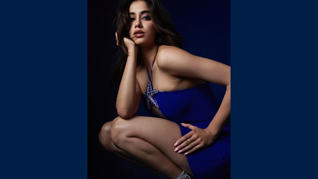 આ તસવીરોમાં જાન્હવી કપૂર બ્લૂ કલરના વન-પીસ ડ્રેસમાં જોવા મળી રહી છે. આ સ્ટાઇલિશ આઉટફિટમાં જ્હાન્વી ખૂબ જ સુંદર લાગી રહી છે. 