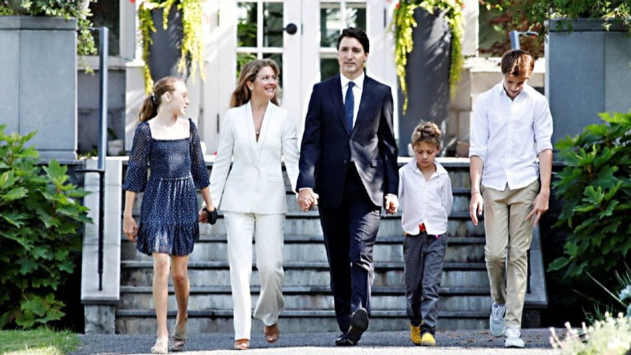 જસ્ટિનને સોફી પર ક્રશ હતો, પરંતુ બંને વચ્ચે ચાર વર્ષનો તફાવત હતો. આવી સ્થિતિમાં બંનેએ ક્યારેય રોમાન્સ અને લગ્ન વિશે વિચાર્યું ન હતું. પછી બંને એક ચેરિટી ઇવેન્ટમાં મળ્યા. સોફીએ ઈન્ટરવ્યુમાં કહ્યું હતુ કે તે જસ્ટિનને ભૂલી ગઈ હતી પરંતુ એક દિવસ અચાનક અખબારમાં તેનો એક મોટો ફોટો આવ્યો. આ પછી સોફીને તેના માટે લાગણી જન્મી. પછી તેણે નક્કી કર્યું કે તે ફક્ત જસ્ટિન સાથે જ લગ્ન કરશે. ત્યારપછી જ્યારે બંને એક ચેરિટી ઈવેન્ટમાં મળ્યા ત્યારે બંનેને એક જોડાણ લાગ્યુ.