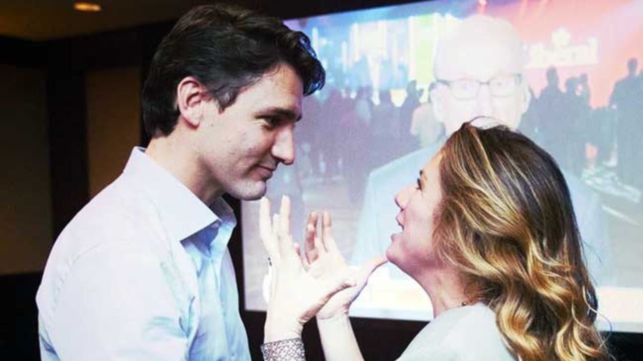  જસ્ટિન ટ્રુડો કેનેડાના ભૂતપૂર્વ વડાપ્રધાન પિયરના પુત્ર છે. વડાપ્રધાન બનતા પહેલા તેઓ વાનકુવરમાં શિક્ષક હતા. વર્ષ 2002માં તેઓ સોફીને મળ્યા હતા. જસ્ટિન અને સોફી બંને નાનપણથી જ એકબીજાને ઓળખતા હતા. ખરેખર, સોફી ટ્રુડોના ભાઈ માઈકલ સાથે ક્લાસમાં અભ્યાસ કરતી હતી. આ કારણે તે અવારનવાર ટ્રુડોના ઘરે આવતી હતી.