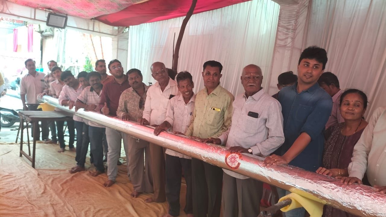 વિશ્વ રેકોર્ડ બનાવવા માટે વિશ્વની સૌથી મોટી 24.6 ફુટ લાંબી બોલપેન બનાવવામાં આવી છે