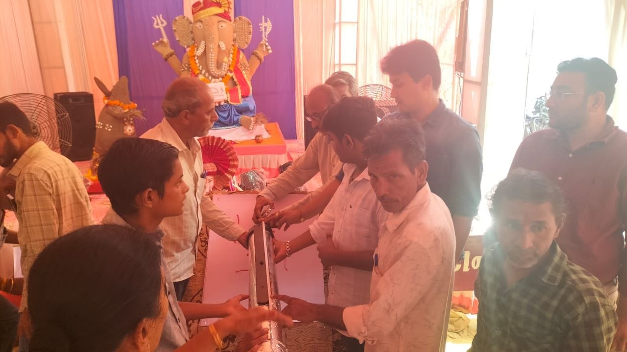 10 જેટલા યુવાનાઓએ 10 દિવસની મહેનતથી આ બોલપેન તૈયારી કરી છે અને ગીનીસ બુક ઓફ વર્લ્ડ રેકોર્ડમાં દાવો કર્યો છે. 