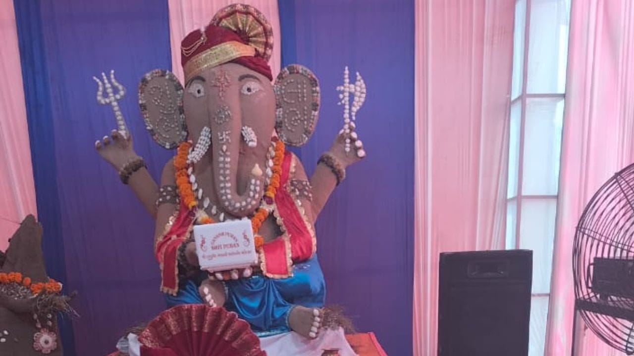 જામનગરમાં બેડી ગેટ નજીક શ્રી દગડુશેઠ સાર્વજનિક ગણેશ ઉત્સવમાં ગણેશની ઈકોફ્રેન્ડલી મુર્તિ સાથે વિશ્વની સૌથી લાંબી બોલપેનનો દાવો કરવામાં આવ્યો છે. 