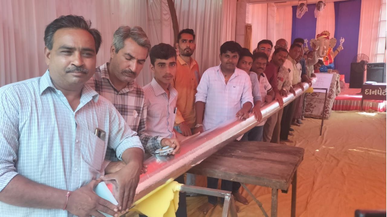 આ બોલપેન 24. 6 ફુટ લાંબી છે. તેનાથી લખી પણ શકાય છે. આ પેન જોવા માટે મોટી સંખ્યામાં લોકો આવતા હોય છે. 