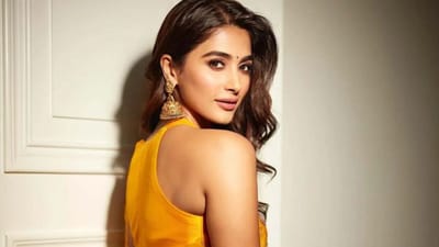 તહેવારોની સિઝનમાં પરંપરાગત પોશાક પહેરવાનું સામાન્ય રીતે પસંદ કરવામાં આવે છે. આ સમયગાળા દરમિયાન મહિલાઓ મોટે ભાગે સાડી, સ્કર્ટ ડ્રેસ અને સૂટ પહેરેલી જોવા મળે છે. તહેવારોની મોસમમાં યલો કલર પણ લોકપ્રિય રીતે પહેરવામાં આવે છે. આવી સ્થિતિમાં, તમે પણ પૂજા હેગડેની યલો સાડીના લુકમાંથી પ્રેરણા લઈ શકો છો.