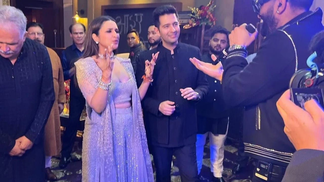 આ સિવાય પ્રખ્યાત ફેશન ડિઝાઈનર મનીષ મલ્હોત્રા પણ ઉદયપુર આવ્યા છે. આ લોકો સિવાય દિલ્હીના સીએમ અરવિંદ કેજરીવાલ અને પંજાબના મુખ્યમંત્રી ભગવંત માન શનિવારે જ ઉદયપુર પહોંચ્યા હતા. ભાગ્યશ્રી પણ ઉદયપુરમાં છે.