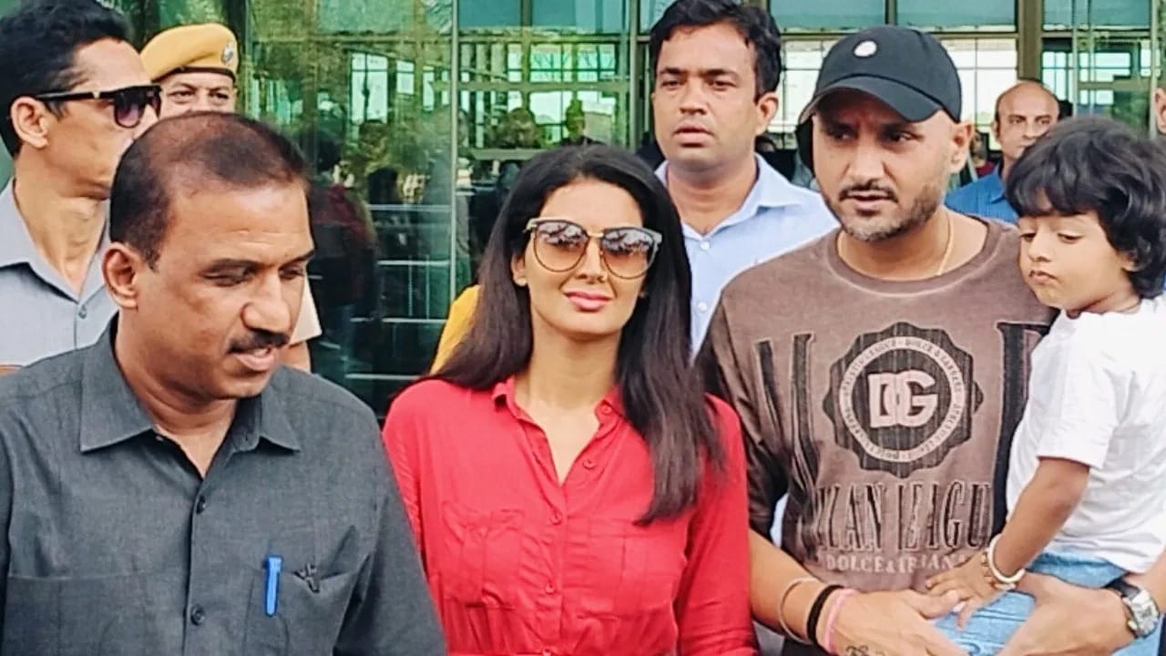 એક નામ પૂર્વ ભારતીય ક્રિકેટર હરભજન સિંહનું પણ છે. તે પણ 2 વાગ્યાની આસપાસ ઉદયપુર પહોંચી ગયો હતો. પરિણીતી-રાઘવના લગ્નમાં તેની સાથે તેની પત્ની ગીતા બસરા પણ પહોંચી છે.