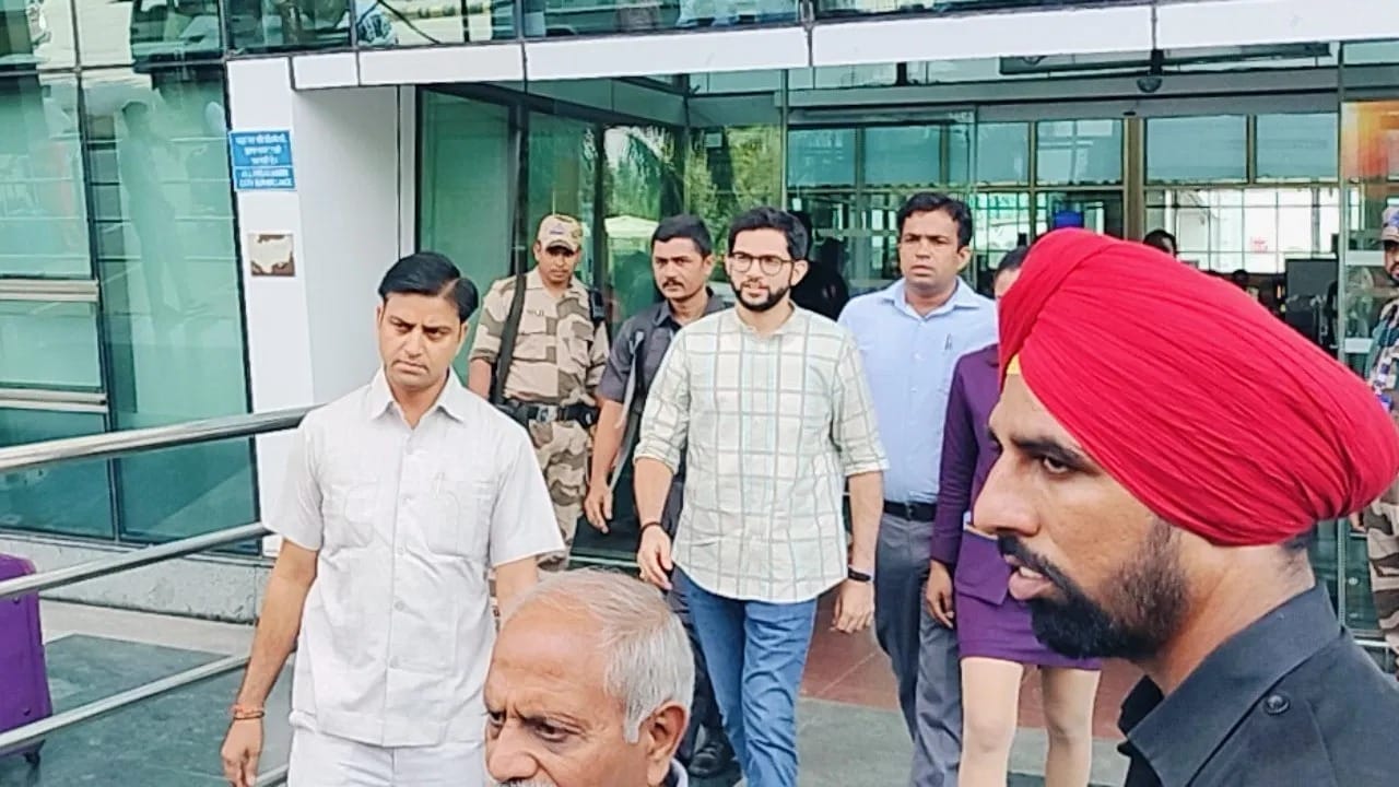 મહેમાનોની આ યાદીમાં આદિત્ય ઠાકરેનું મોટું નામ છે. આદિત્ય રવિવારે લગભગ 2.10 વાગ્યે ઉદયપુર પહોંચ્યો હતો. તમે જે તસવીર જોઈ રહ્યા છો તેમાં આદિત્ય એરપોર્ટ પર જોવા મળી રહ્યો છે.