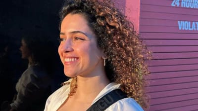 સાન્યા મલ્હોત્રા પણ તેના સિમ્પલ લુક અને વાંકડિયા વાળ માટે ખૂબ જ પસંદ કરવામાં આવે છે. વાંકડિયા વાળની ​​સંભાળ રાખવી થોડી મુશ્કેલ છે. પરંતુ અભિનેત્રી ખૂબ જ સરળતાથી તેમની સંભાળ લે છે. આ સાથે, સ્વસ્થ અને ચમકતી ત્વચા માટે સરળ સ્કિનકેર રૂટિનને અનુસરો. તમે સાન્યા મલ્હોત્રાની આ બ્યુટી રૂટીનને પણ ફોલો કરી શકો છો. 