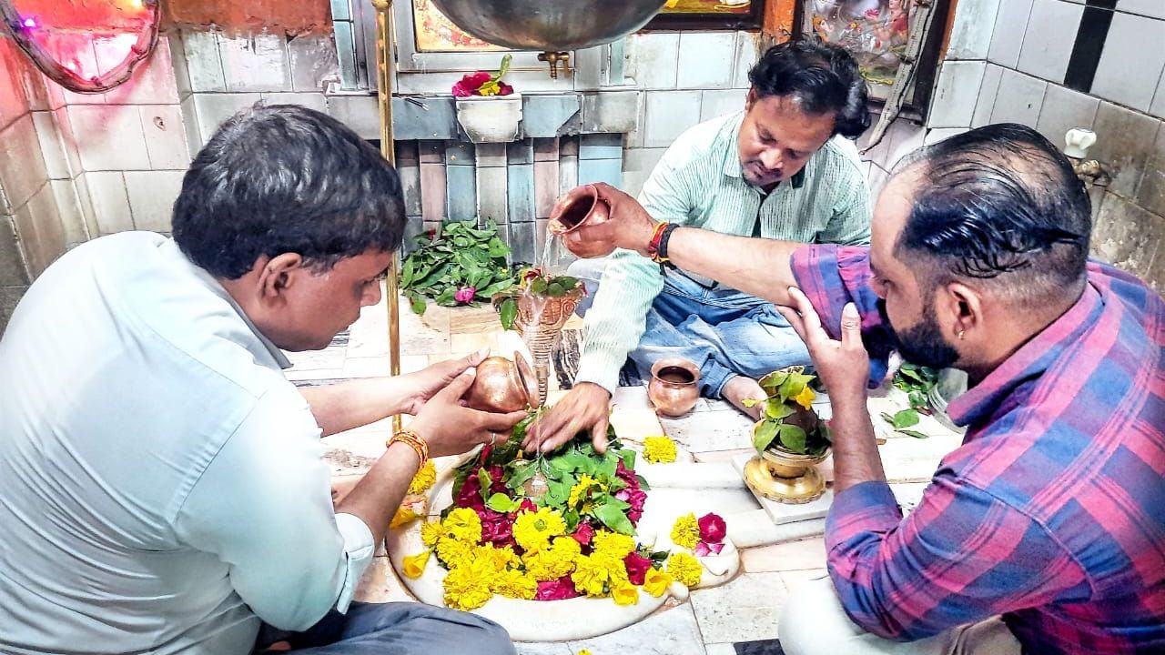 શ્રાવણ માસ દરમિયાન લોકો મંદિરોમાં જઈને શિવની પૂજા કરતા હોય છે. 