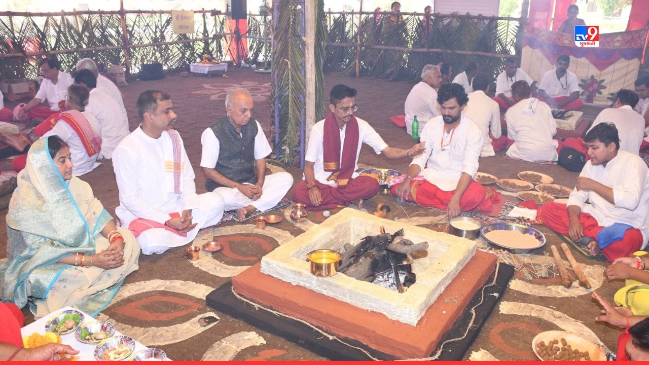 યજ્ઞના પ્રથમ દિવસે પંચાંગ કર્મ, પ્રધાન સંકલ્પ, ગણપતિ પૂજનમ, પુણ્યહ વાચનમ્, માતૃકા પૂજનમ્, વસોધ્ધારા, આયુષ્ય મંત્ર જપ, નાન્દી શ્રાધ્ધ, આચાર્યાદિઋત્વિગ વરૂણમ્ , વાસ્તુ દેવતા સ્થાપનમ્, યોગીની દેવતા સ્થાપનમ્ ,ક્ષેત્રપાલ દેવતા સ્થાપનમ્, પ્રધાન દેવ પીઠ યંત્ર સ્થાપનમ્, અગ્નિદેવતા આવાહન પૂજનમ્,,ગ્રહશાંતિ,પ્રધાન દેવતા હોમ,સાયં પૂજનમ, આરતી,શયનકર્મ સહિતની ધાર્મિક ક્રિયાઓ કરવામાં આવી હતી. Input Credit- Yogesh Joshi- Gir Somnath