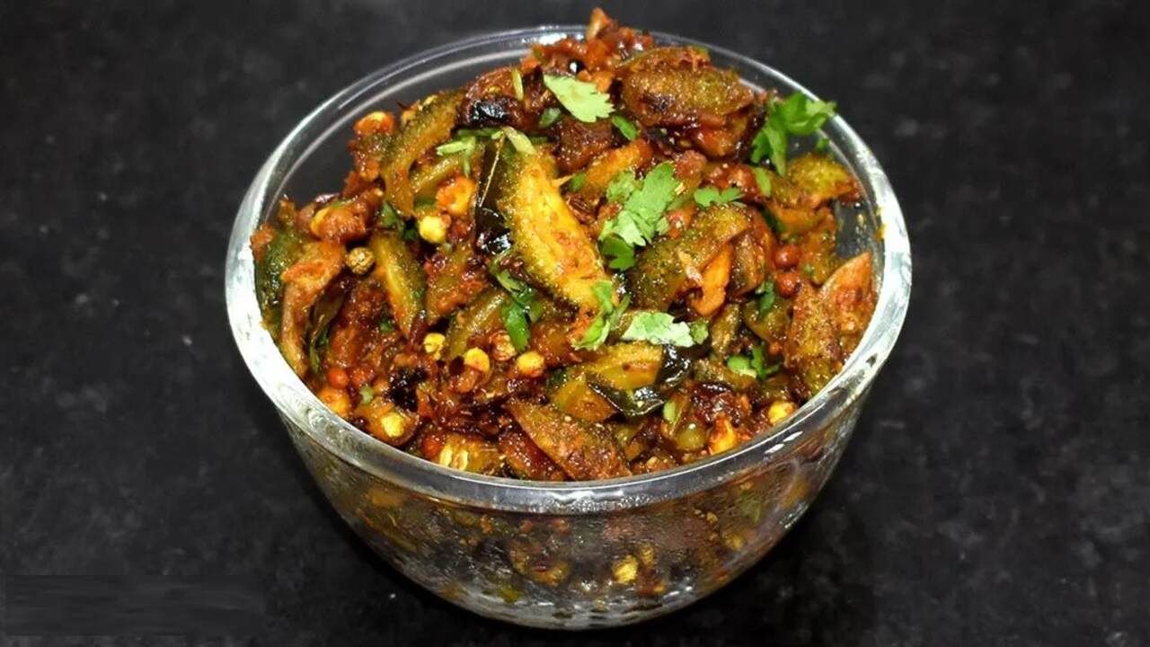 કાચા કંકોડામાં ક્યુકરબીટાસિન નામનું ઝેરી સંયોજન હોય છે, જે ઉબકા, ઉલટી અને અન્ય પાચન સમસ્યાઓનું કારણ બની શકે છે. આ સંયોજનને દૂર કરવા માટે કંકોડાને સારી રીતે રાંધવું મહત્વપૂર્ણ છે.