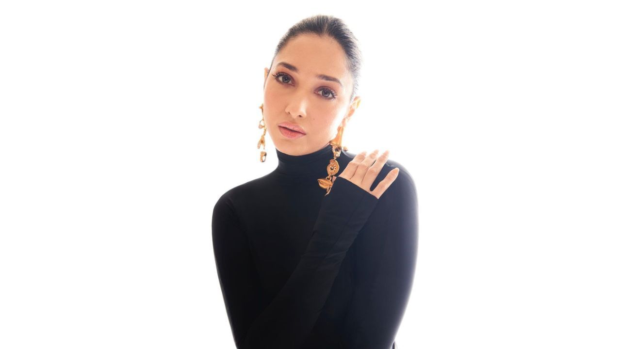 તમન્ના એ બ્લેક બોડીકોન ડ્રેસમાં એક કરતા વધુ પોઝ આપ્યા છે.