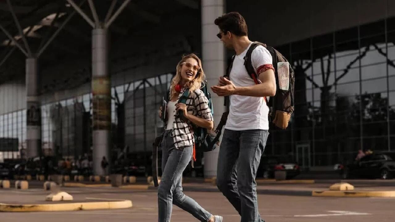 સીઝનમાં જવુંઃ જો તમે હનીમૂન અથવા ફર્સ્ટ લવ ટ્રીપ પર જઈ રહ્યા છો તો પીક સીઝનમાં પ્લાન ન કરો. આ સમય દરમિયાન, ભીડને કારણે, વસ્તુઓ મોંઘી થઈ જાય છે અને મોટી સંખ્યામાં લોકો સ્થળોએ હાજર હોય છે. આવી સ્થિતિમાં તમે તમારા ક્વોલિટી ટાઈમને યોગ્ય રીતે એન્જોય કરી શકતા નથી.