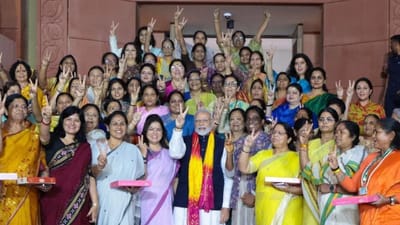 મહિલા આરક્ષણ બિલ પાસ થયા બાદ વડાપ્રધાન મોદીએ મહિલા સાંસદો સાથે ફોટો પડાવ્યો હતો. આ દરમિયાન સાંસદોએ બિલ પાસ થવા પર ઉજવણી કરી હતી અને મીઠાઈઓ વહેંચી હતી. ઘણી મહિલા સભ્યોએ બિલ પાસ કરાવવામાં પીએમ મોદીના નિર્ણાયક નેતૃત્વ માટે તેમની પ્રશંસા કરી હતી.