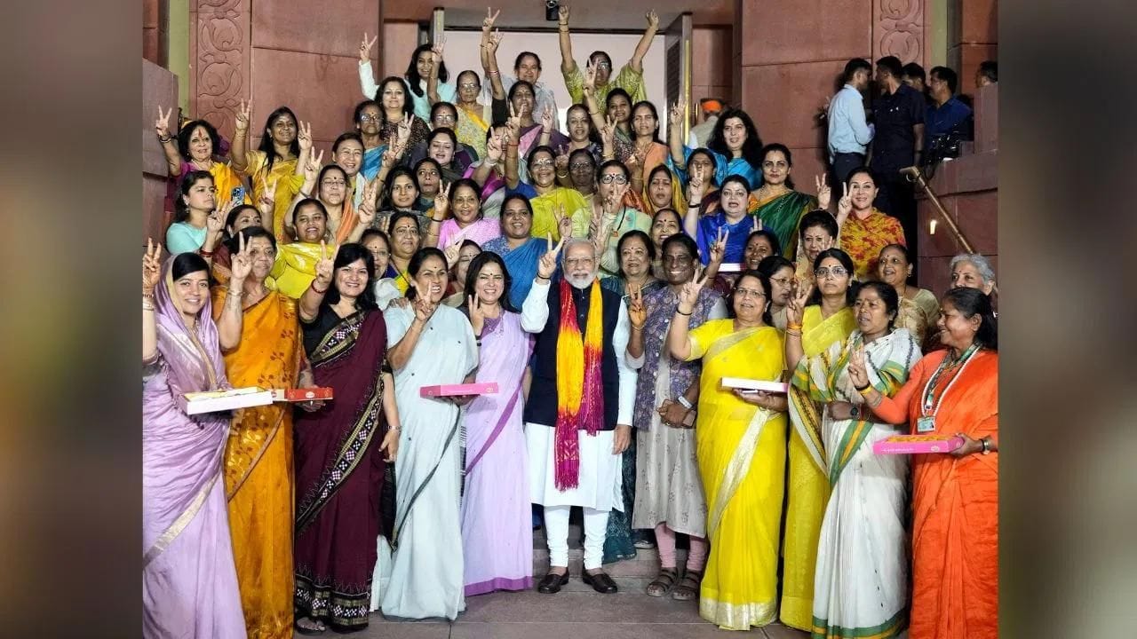 વડાપ્રધાન મોદીએ કહ્યું કે એ જોઈને આનંદ થાય છે કે પરિવર્તનના પ્રણેતાઓ એ જ કાયદાની ઉજવણી કરવા માટે એકસાથે આવી રહ્યા છે જેને તેમણે સમર્થન આપ્યું છે.નારી શક્તિ વંદન અધિનિયમ પસાર થવાથી, ભારત આપણી નારી શક્તિ સાથે ઉજ્જવળ, વધુ સમાવિષ્ટ ભાવિની ટોચ પર ઊભું છે. 